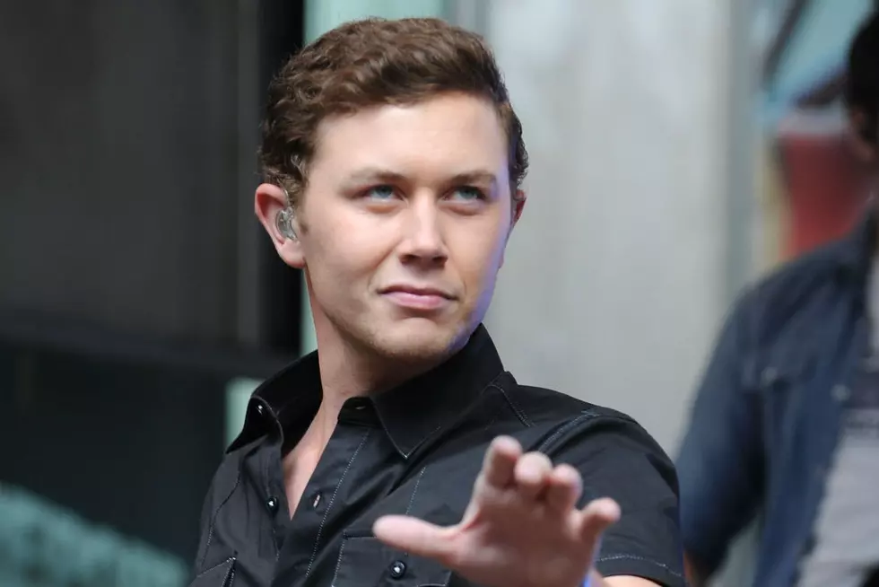 Scotty McCreery Hanging Loose in Vacation Beach Pic