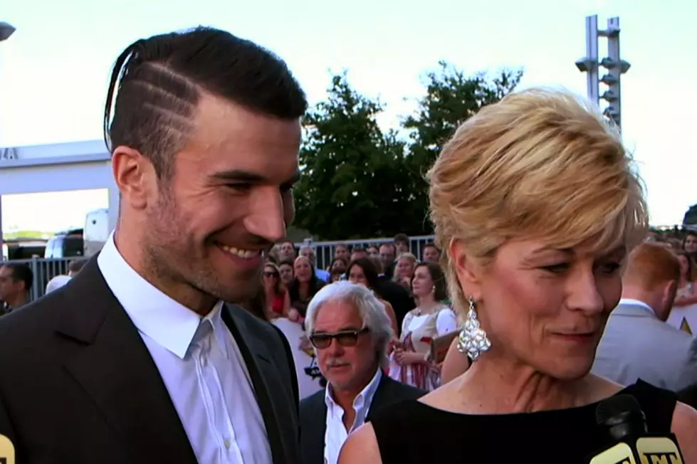 Sam Hunt Brings His Mom to ACM Awards, Makes Us All Say &#8216;Aww!&#8217; [Watch]