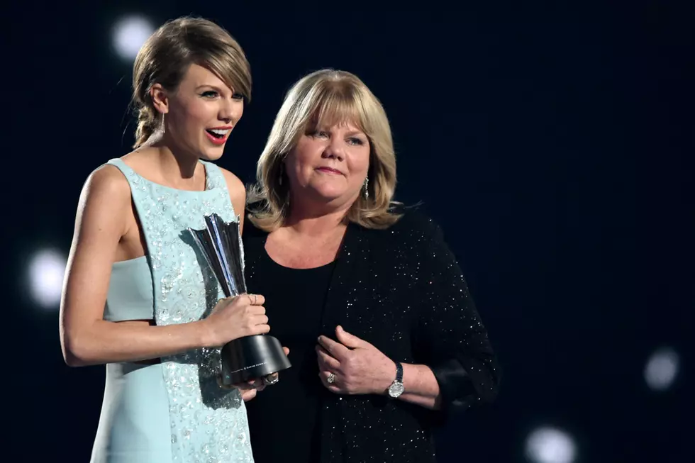 Taylor Swift’s Mom Presents Milestone Award With Touching Speech at 2015 ACMs