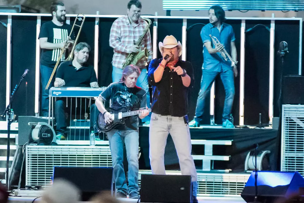 Toby Keith Closes 2015 Country Jam With Powerful Set of Hits
