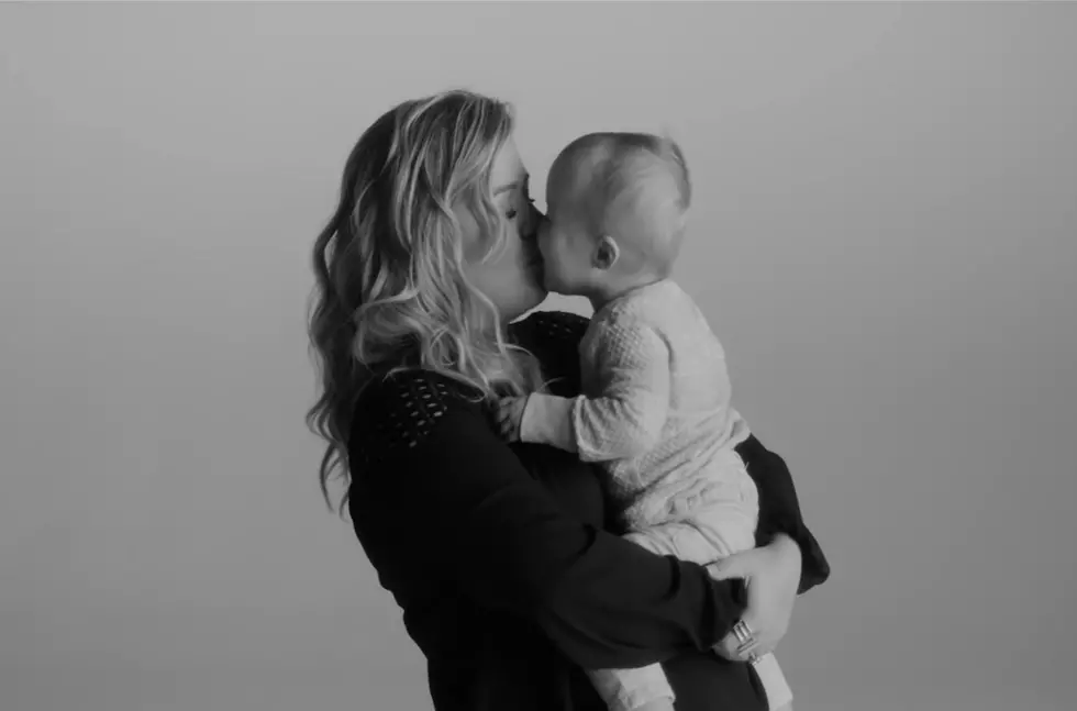 Kelly Clarkson Posts Adorable Post-Super Bowl Commercial With River Rose