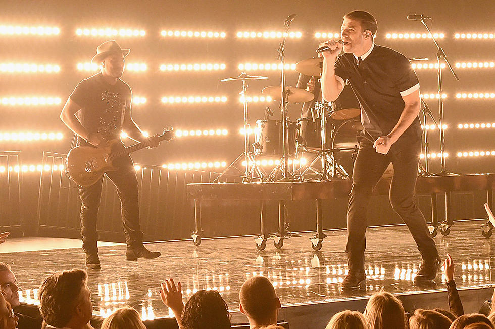 Sam Hunt Performs &#8216;Take Your Time&#8217; at 2015 CMA Awards