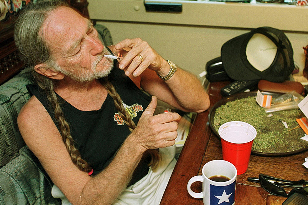 Willie Nelson Shows Off Hilarious Christmas Gift From Snoop Dogg