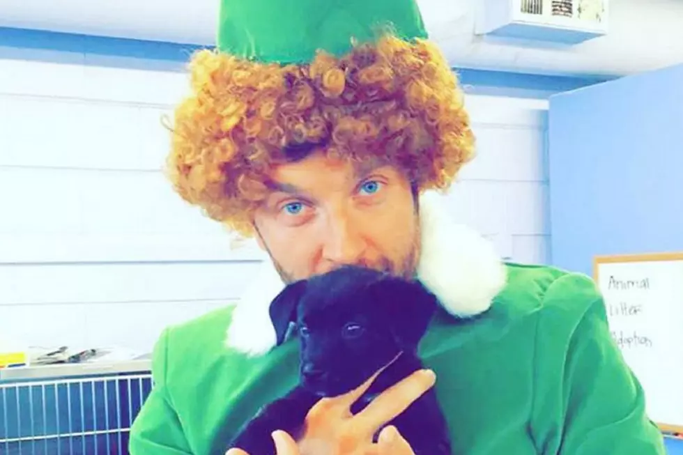 Brett Eldredge ‘The Elf’ Stage Bombs Couple Singing His Song