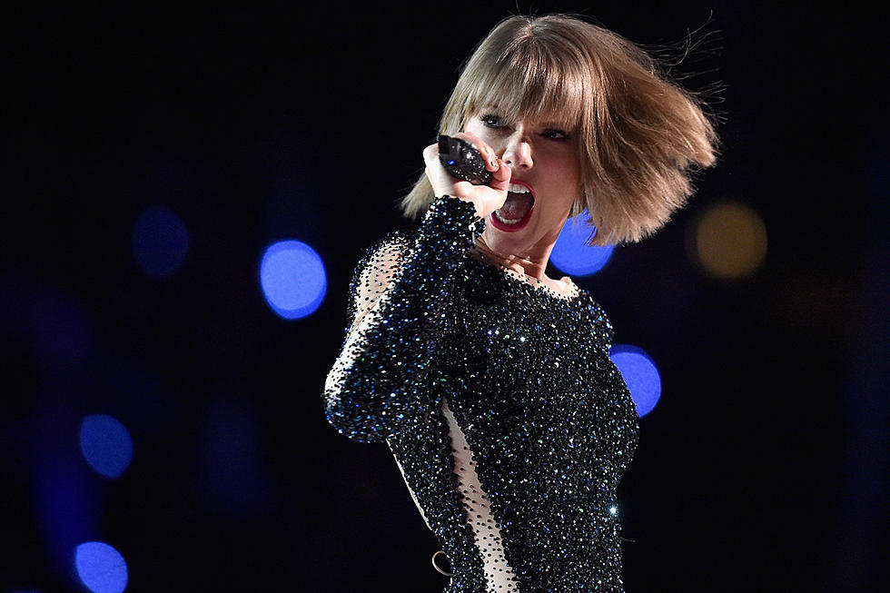 Taylor Swift Opens 2016 Grammy Awards With &#8216;Out of the Woods&#8217;