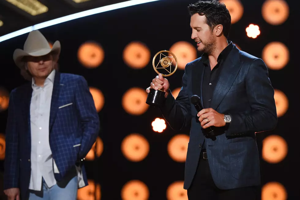 Luke Bryan Wins Artist of the Year at the 2016 ACCAs