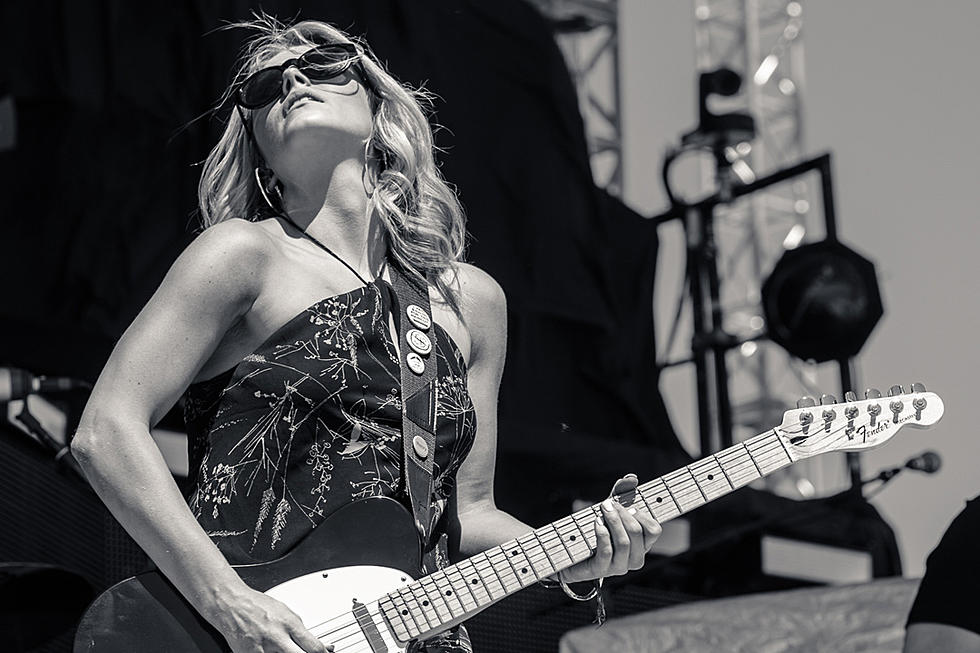 Lindsay Ell’s Guitar Lesson: How to Look Cool [Watch]