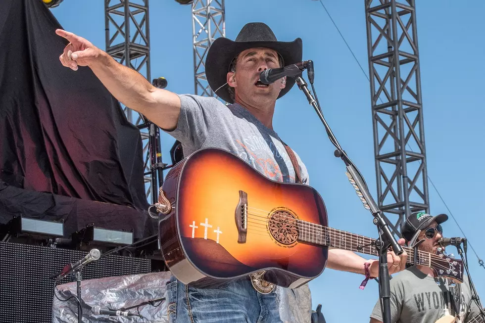 Aaron Watson Gets Reflective Onstage at Country Jam 2016