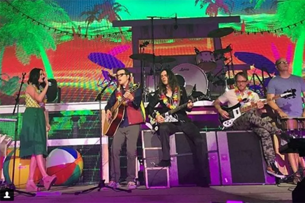Kacey Musgraves Joins Weezer Onstage for ‘Island in the Sun’ in Nashville [Watch]