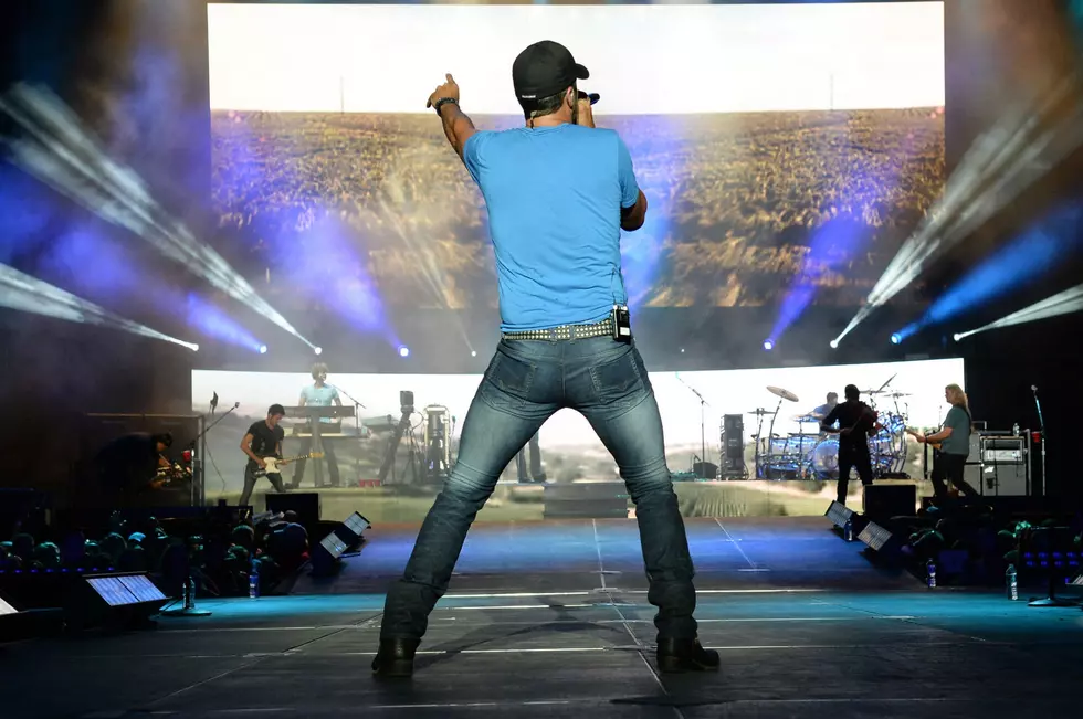 Oh, It’s Just Luke Bryan Shaking His Booty For a Solid 20 Seconds [VIDEO]