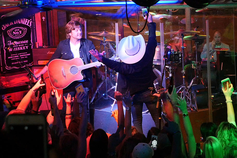 Justin Moore Goes Honky-Tonkin’ With Fans in Nashville