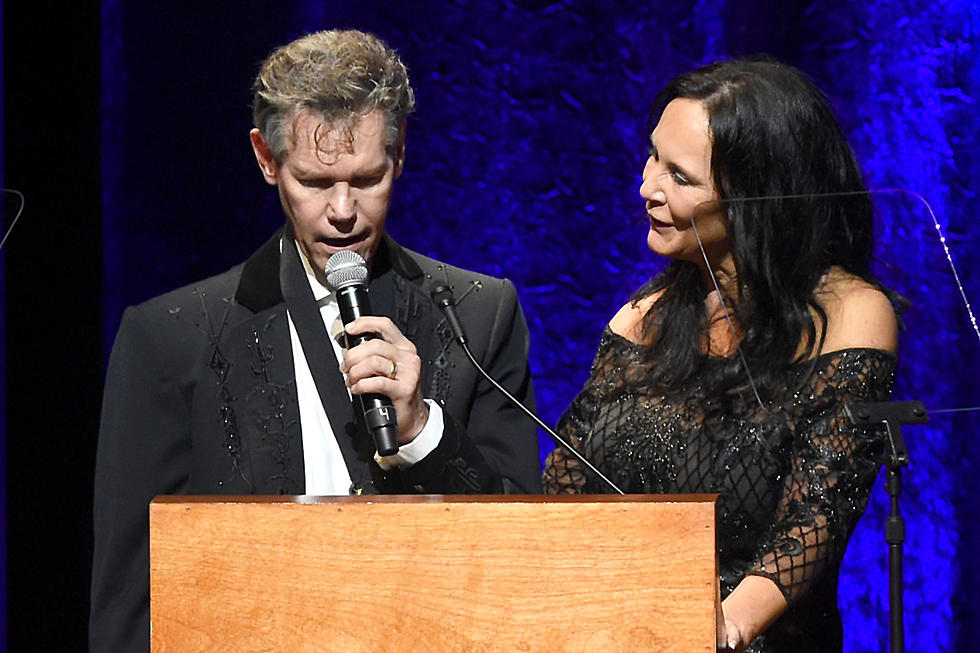 Randy Travis Sings 'Amazing Grace' at Hall of Fame Induction