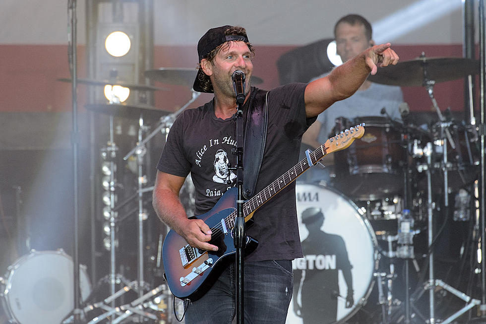 Billy Currington Stays at No. 1 Two Weeks Running