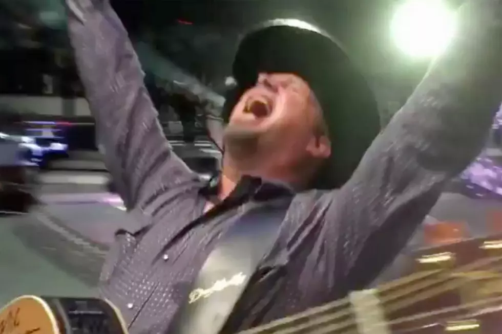 Garth Brooks and Crew Nail Mannequin Challenge During Live Show