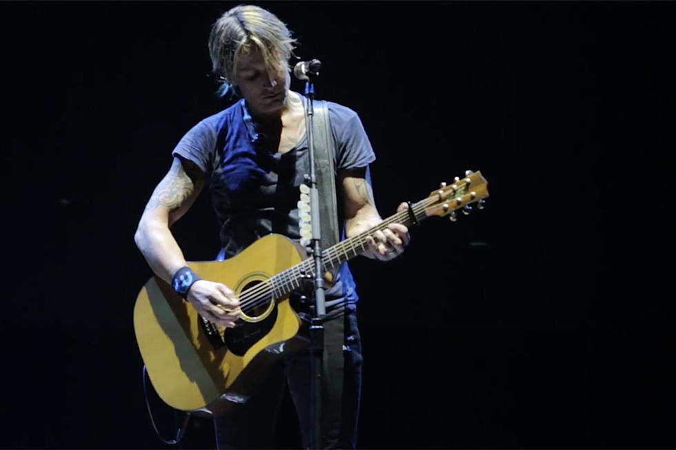 Keith Urban Pays Tribute to Late Leonard Cohen With ‘Hallelujah’ [Watch]