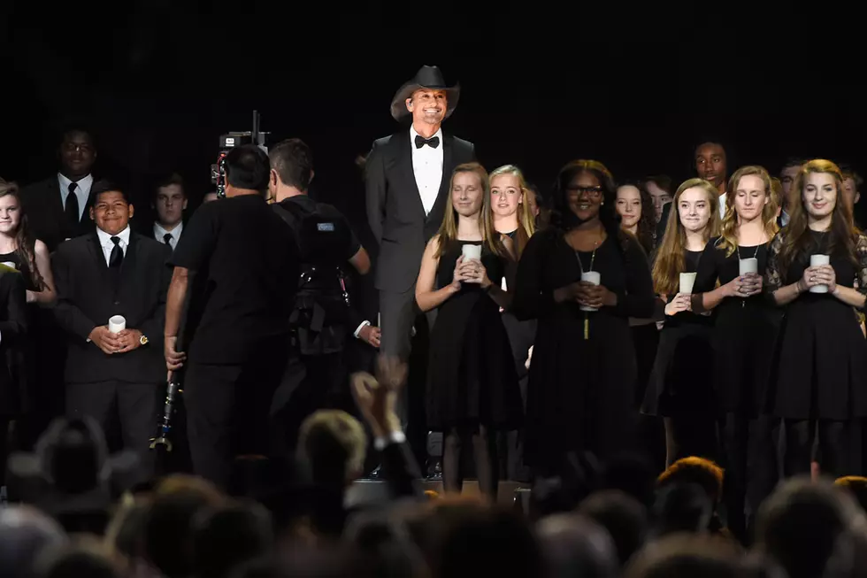 Tim McGraw Surrounded by Ben Ellis’ Students During CMA Awards Performance