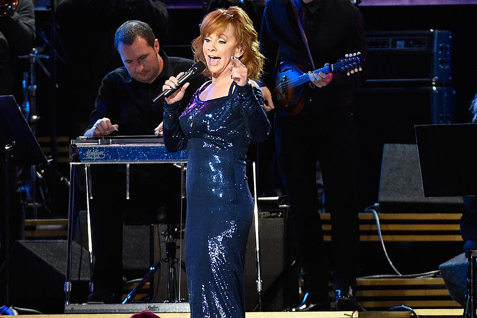 Oops! Reba McEntire Flubs ‘9 to 5′ Lyrics During Dolly Parton CMAs Tribute [Watch]