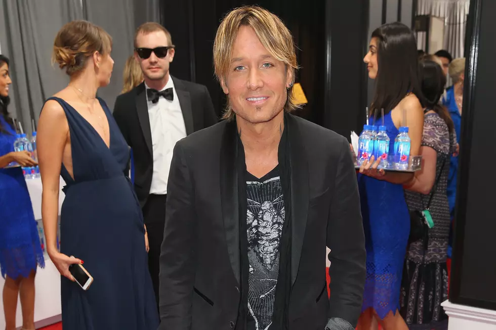 Keith Urban Keeps It Casual on the 2017 Grammy Red Carpet [Pictures]