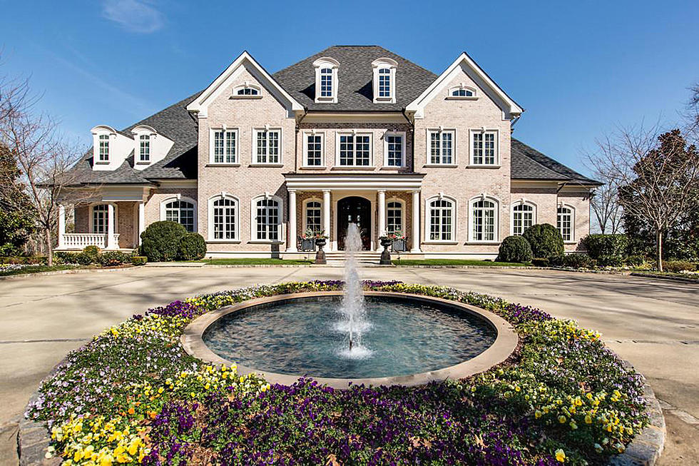 See Inside Kelly Clarkson’s Jaw-Dropping Tennessee Mansion — It’s for Sale! [Pictures]