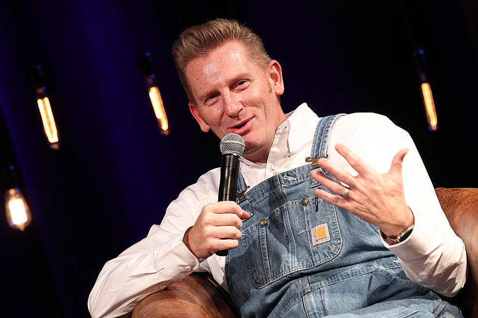 Joey + Rory's Little Girl Is Learning to Put On Eyeliner, Sort Of