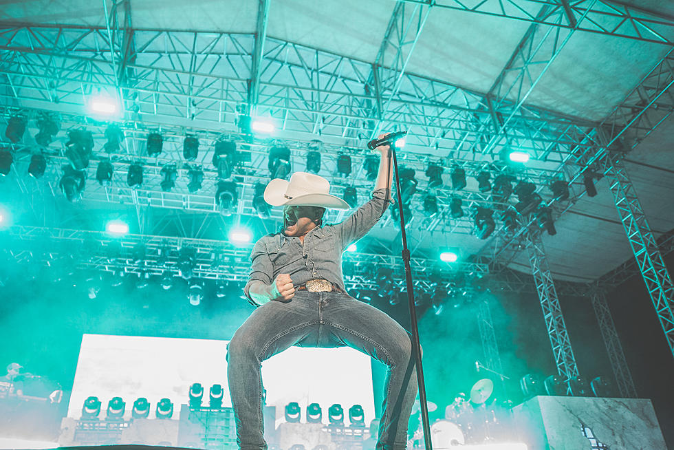 Justin Moore’s First Show After Son’s Birth Is an Emotional One [Pictures]