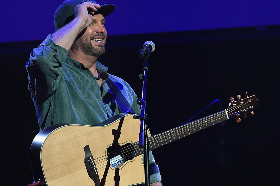 Garth Brooks Wins Second Straight CMA Entertainer of the Year Award