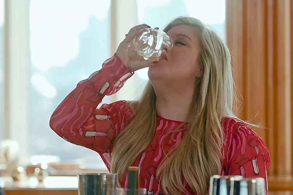 Kelly Clarkson Day Drinking With Seth Meyers Is Hilarious! [Watch]