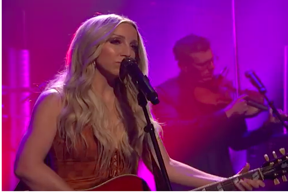 Ashley Monroe Gets Downright Sultry With ‘Hands on You’ on ‘Seth Meyers’ [Watch]