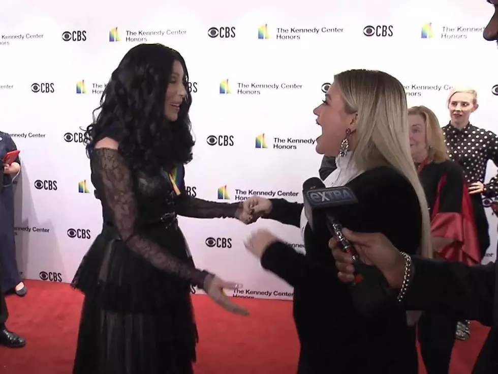 Kelly Clarkson Meets Cher For First Time, and It’s the Cutest Ever [Watch]