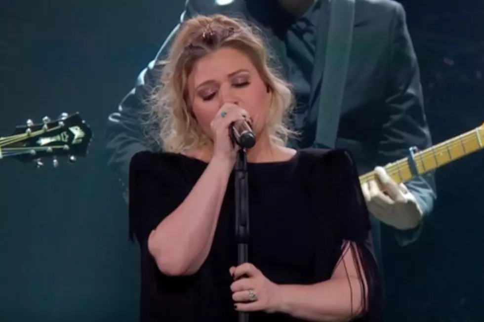 Kelly Clarkson’s Cover of Shawn Mendes’ ‘In My Blood’ Stuns Crowd [Watch]