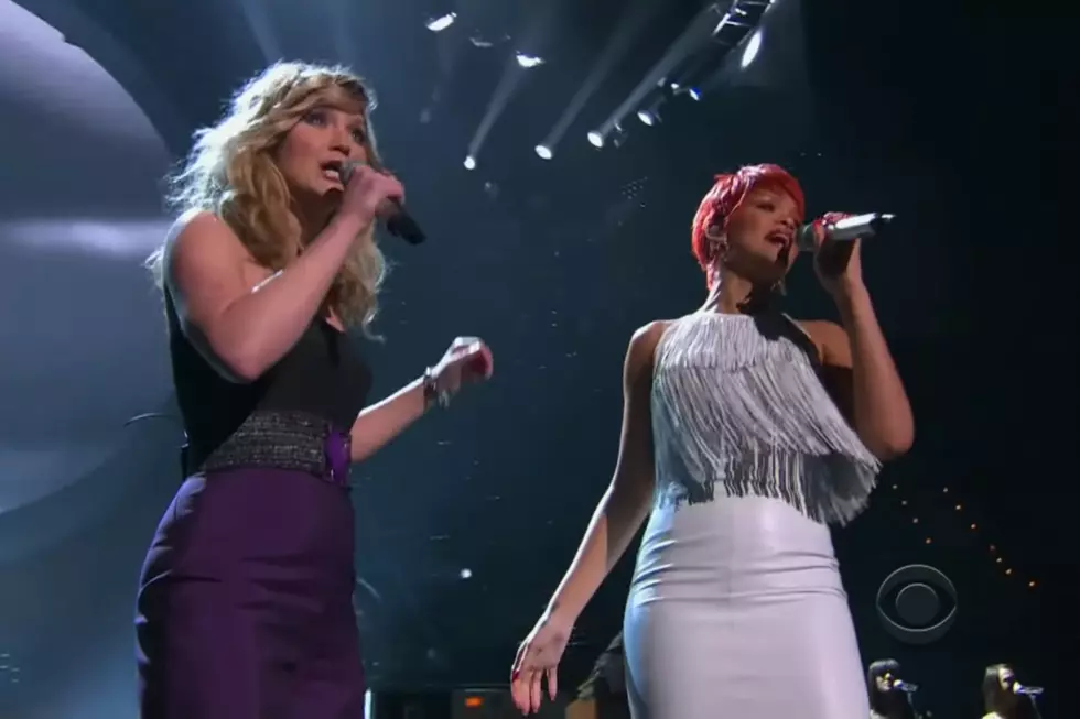 Remember When Jennifer Nettles + Rihanna Sang a Duet at the ACMs?