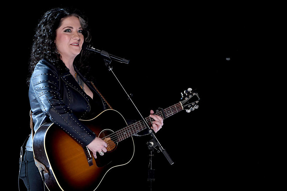 Ashley McBryde’s ‘Girl Going Nowhere’ Gets Her a Standing Ovation at 2019 ACMs