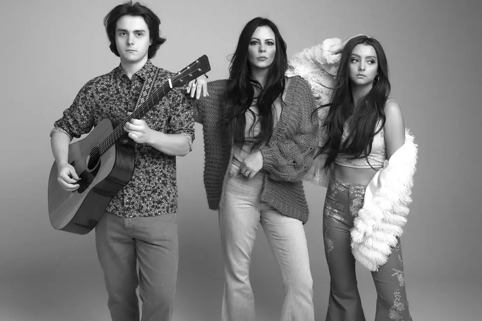 ‘The Barker Family Band’ EP Is a Full-Circle Moment for Sara Evans