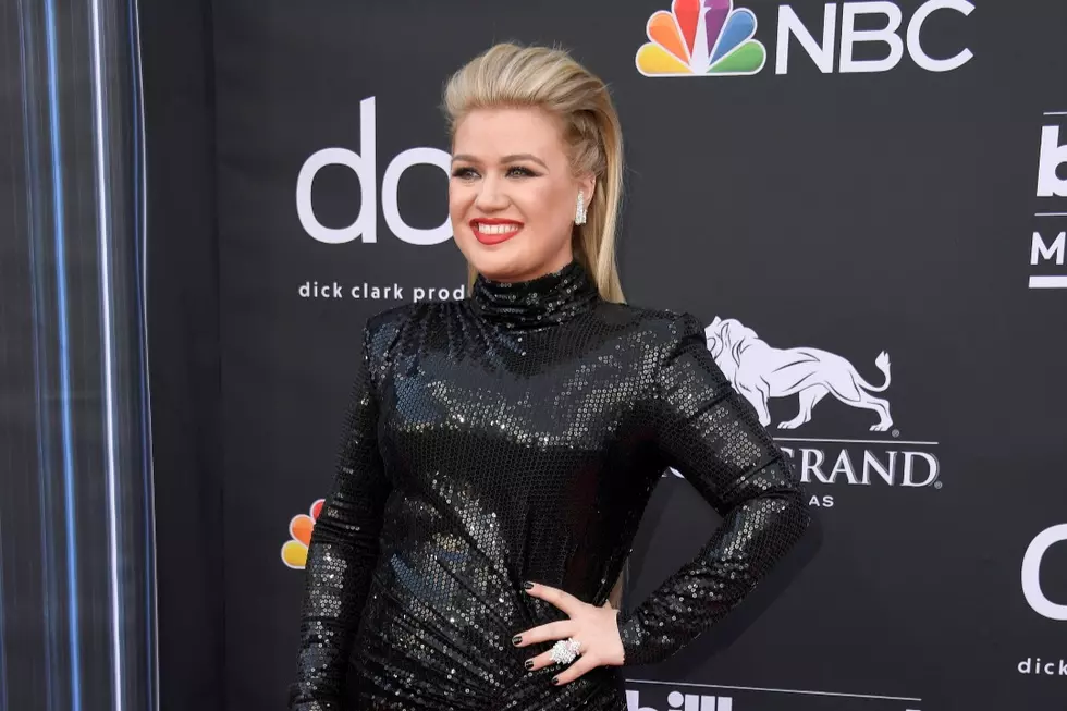 Host Kelly Clarkson Hits the 2019 Billboard Music Awards Red Carpet [Pictures]