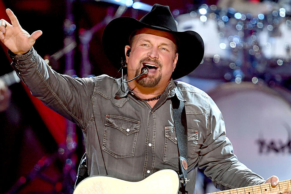 Win On The App Weekend: See Garth Brooks On Dive Bar Tour