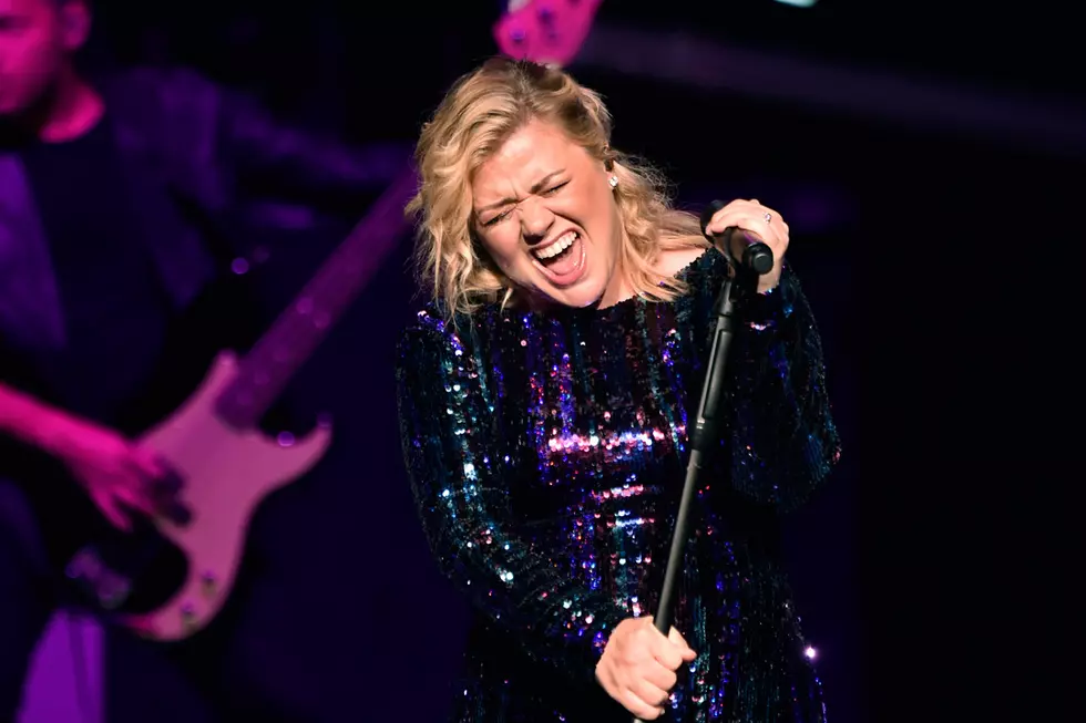 Kelly Clarkson Had a Cyst on Her Ovary Burst While She Was Taping