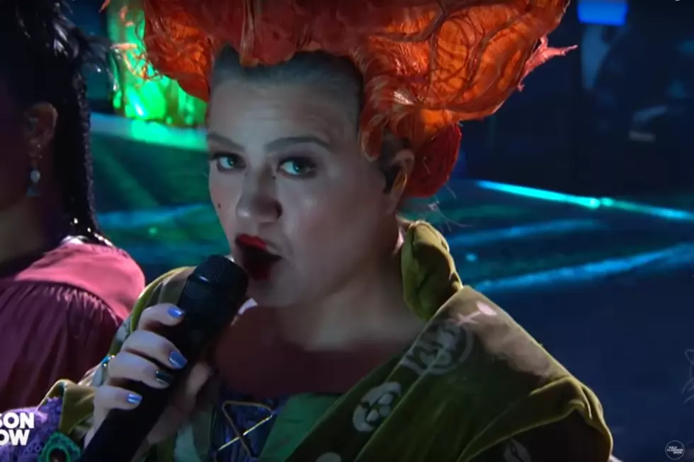 Kelly Clarkson&#8217;s &#8216;Hocus Pocus&#8217; Cover of &#8216;I Put a Spell on You&#8217; Is Spellbinding