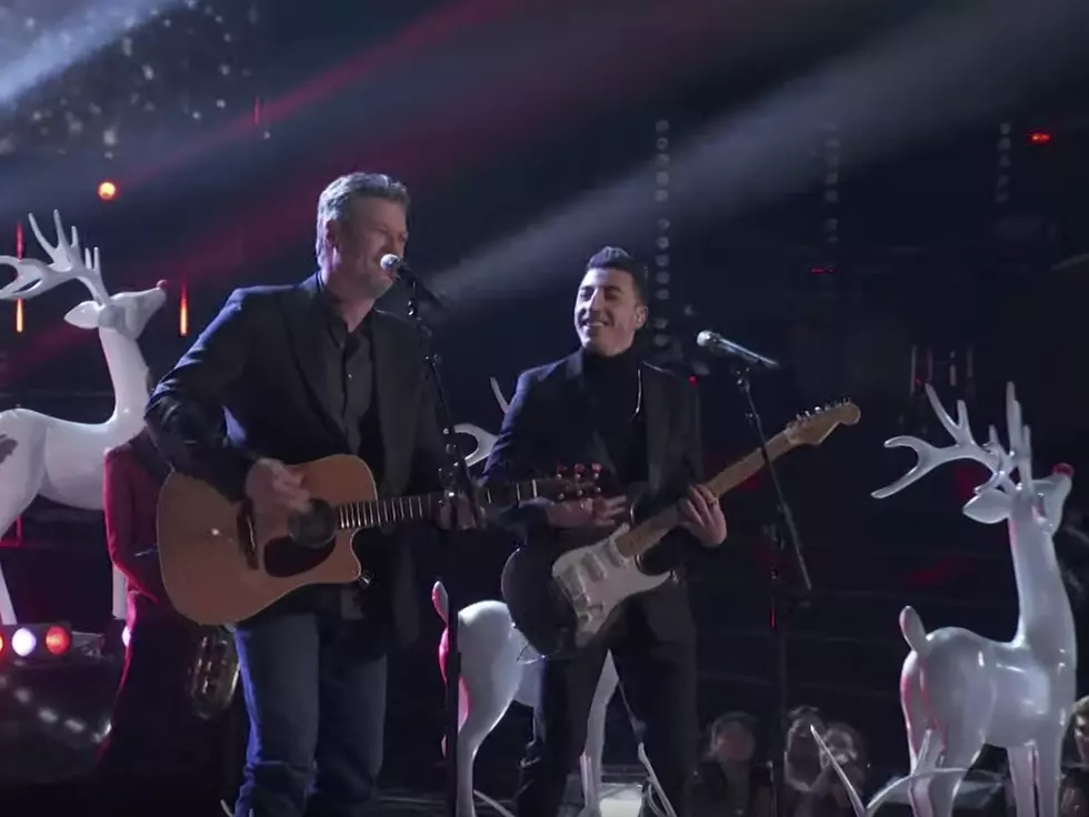 ‘The Voice': Ricky Duran and Blake Shelton Get Into Holiday Mood With ‘Run Rudolph Run’