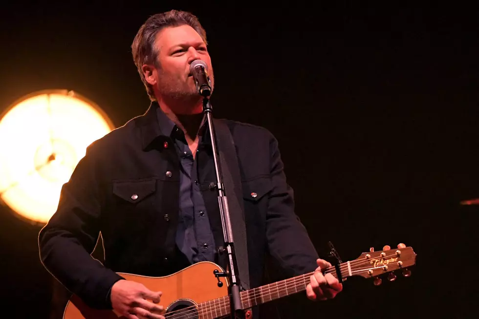 Blake Shelton Covers Alan Jackson and the Crowd Is Here for It! [Watch]