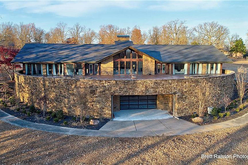 Look Inside Jim Bob + Michelle Duggar’s $1.53 Million Arkansas Mansion [Pictures]
