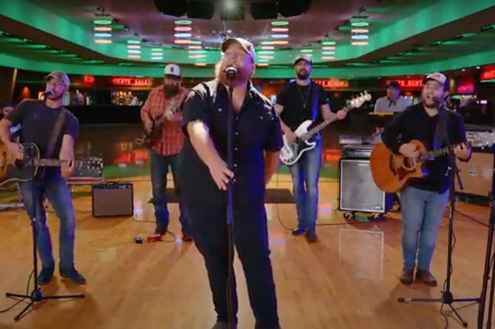 Luke Combs Goes Retro for ‘Lovin’ on You’ on ‘The Tonight Show’ [Watch]