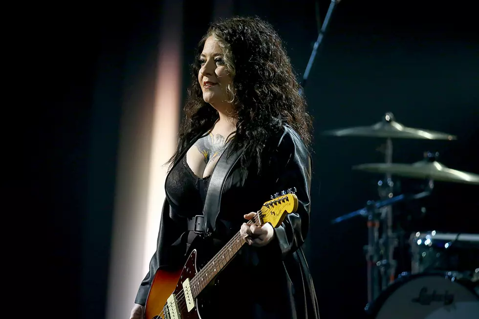 Ashley McBryde Sticks to the ‘One Night Standards’ With Pitch-Perfect 2020 CMA Awards Performance