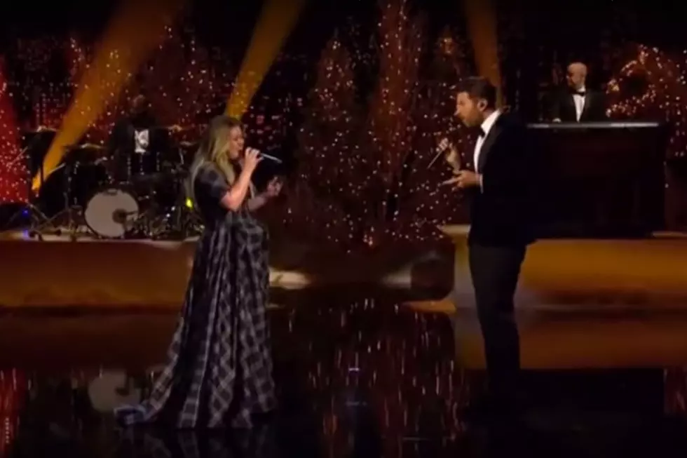 Kelly Clarkson and Brett Eldredge Light Up ‘Under the Mistletoe’ on ‘Christmas in Rockefeller Center’ [Watch]