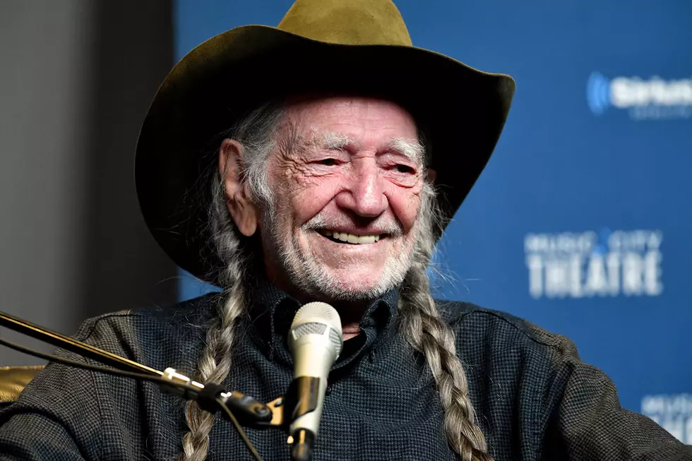 Willie Nelson Receives COVID-19 Vaccination