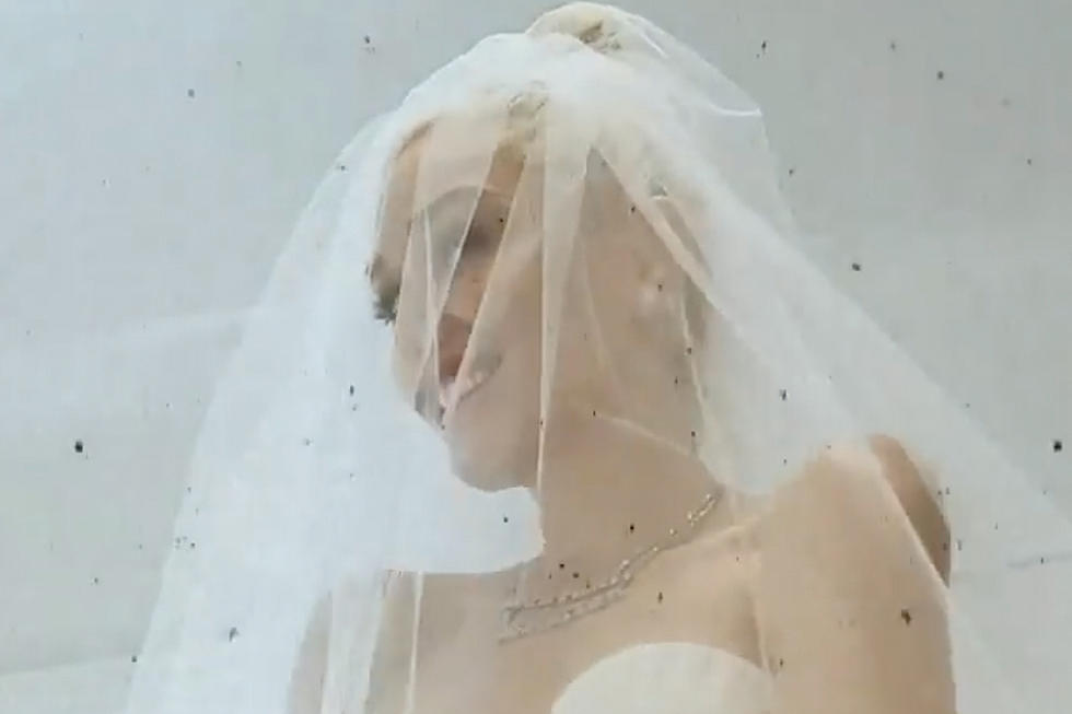 See the Moment Gwen Stefani Knew Her Wedding Dress Was ‘The One’