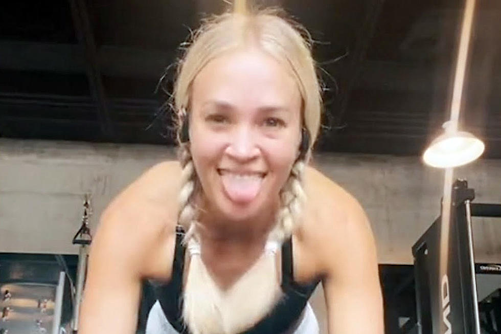 Wait, This Is How Carrie Underwood Does Pushups? [Watch]