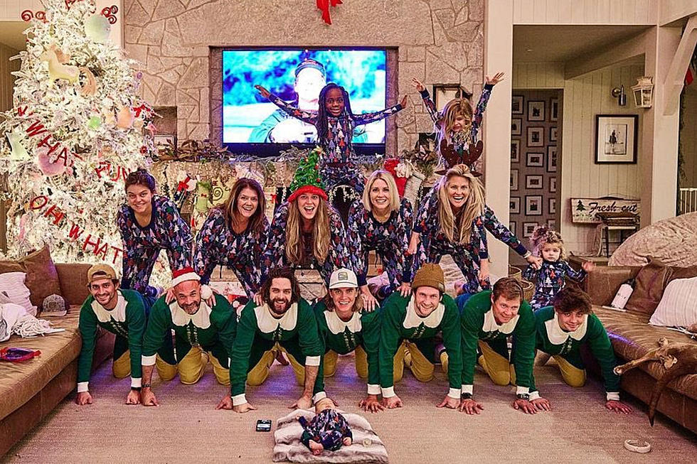 Thomas Rhett&#8217;s Family Pulled Off a Truly Epic Human Pyramid for Christmas [Picure]