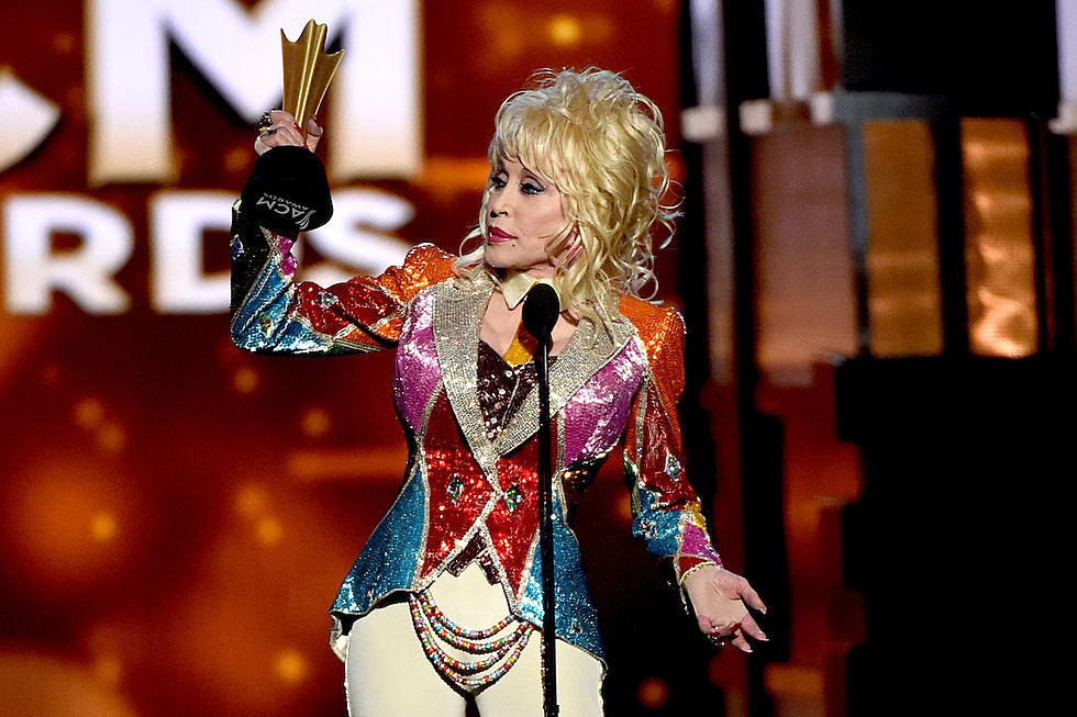 Dolly Parton to Host the 2022 ACM Awards