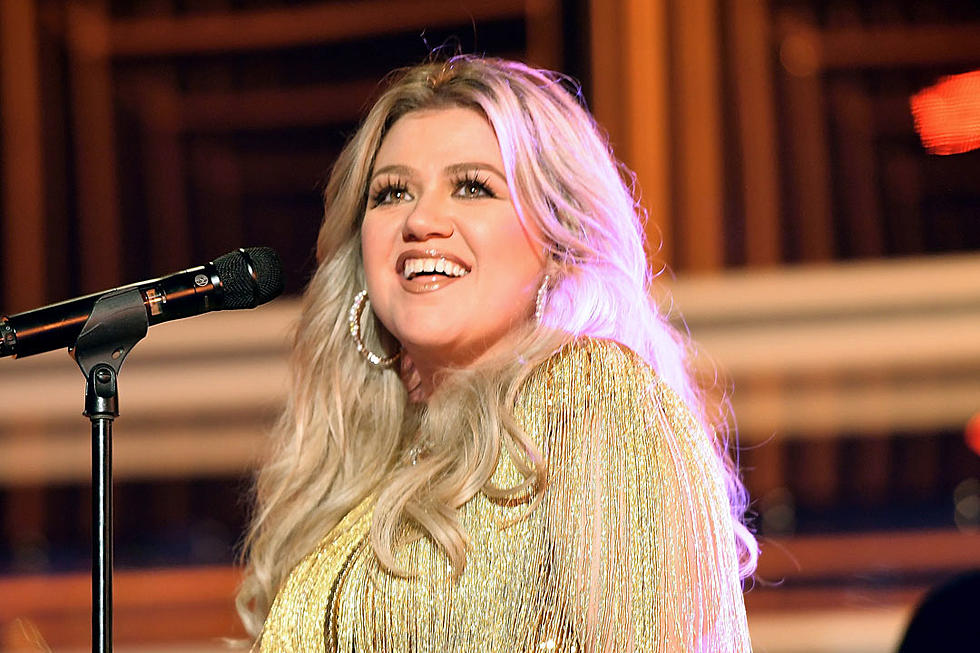 Kelly Clarkson Shares a Throwback Photo With Trinity of Country Women