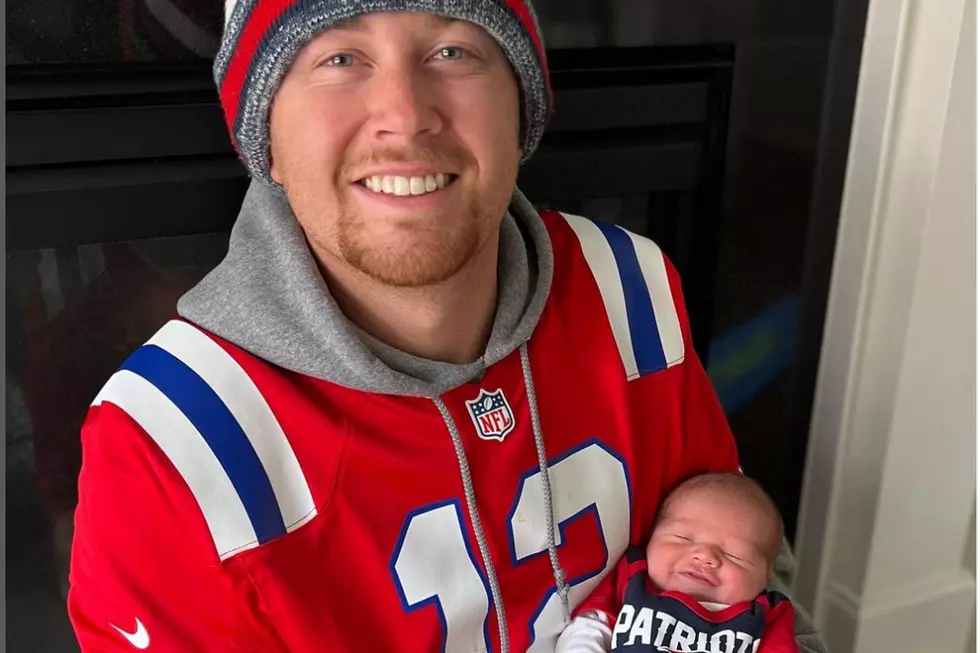 Scotty McCreery Spends NFL Sunday With His Brand-New Baby Boy: &#8216;Go Pats, Buddy&#8217; [Photo]
